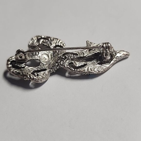 Elegant Silver Bow Brooch with Blue Accents - Picture 5 of 6